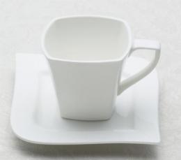 スクエア型のカップ&ソーサー